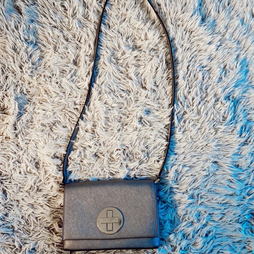 Kate Spade crossbody purse in silver 💍